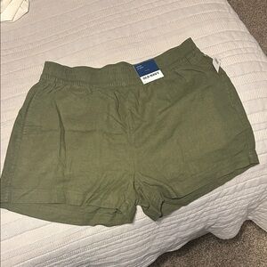 Women’s NWT new old navy high rise green shorts 3.5 inseam large